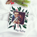 Cartão De Festividades Watercolor Holly & Merry Natal Photo<br><div class="desc">Mande cartões de natal para amigos e família com amor! Estes cartões de Natal apresentam um tema clássico de coloração d'água pintada à mão, Holly e morangos vermelhos do inverno. No topo da folhagem de inverno, há um quadro branco em volta da foto de sua escolha. Escolhemos uma forma quadrada...</div>