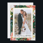 Cartão De Festividades Watercolor Winter Floral Green Casada e Feliz<br><div class="desc">A Elegante Watercolor Winter Floral Newlywing Photo Casried & Merry Christmas Card inclui belas poinsettias vermelhas com aquarelas,  verde botânico,  folhagem de inverno,  bagas sagradas e rosas brancas.</div>