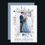 Cartão De Festividades Watercolor Winter Floral New Dusty Blue<br><div class="desc">A Elegante Watercolor Winter Greenery and Blue Floral Merry Christmas Photo Newlywing Card inclui folhas botânicas verdes,  bagas azuis,  flores azuis,  algodão e bagas vermelhas. Texto Azul e Prateado. Azul poeirento de volta.</div>
