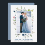 Cartão De Festividades Watercolor Winter Floral New Dusty Blue<br><div class="desc">A Elegante Watercolor Winter Greenery and Blue Floral Merry Christmas Photo Newlywing Card inclui folhas botânicas verdes,  bagas azuis,  flores azuis,  algodão e bagas vermelhas. Texto Azul e Prateado. Azul poeirento de volta.</div>