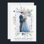 Cartão De Festividades Wcolor Winter Blue Floral Newwn<br><div class="desc">Elegante Watercolor Winter Greenery and Blue Floral Happy Holidays Wedding Photo New Holiday Card inclui folhas botânicas verdes de inverno,  bagas azuis,  flores azuis,  algodão e bagas vermelhas. Texto Azul e Prateado.</div>