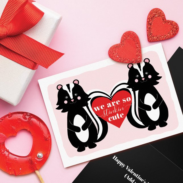 Cartão De Festividades We're Stinkin' Cute Skunk Valentine's Day Greeting (Criador carregado)