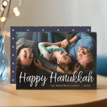 Cartão De Festividades White Script Overlay Feliz Foto do Cheio Hanukkah<br><div class="desc">Cartão com fotos elegante e festivo de Chanucá apresenta "Feliz Chanucá" em estilo manuscrito na tipografia casual de roteiro branco. Personalize com seu nome de família e o ano no final.</div>