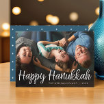 Cartão De Festividades White Script Overlay Feliz Foto do Cheio Hanukkah<br><div class="desc">Cartão com fotos elegante e festivo de Chanucá apresenta "Feliz Chanucá" em estilo manuscrito na tipografia casual de roteiro branco. Personalize com seu nome de família e o ano no final.</div>