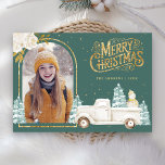Cartão De Festividades White Truck Snowman Dourado Teal de Foto de Natal<br><div class="desc">Incêndio aos seus hóspedes com este elegante tema da floresta no inverno Cartão de Natal com um belo caminhão branco e um adorável boneco de neve com flores brancas. Basta adicionar seu texto neste modelo fácil de usar e adorar este cartão com sua foto favorita para torná-lo um cartão de...</div>