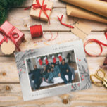 Cartão De Festividades Winter Berries Snowy Photo<br><div class="desc">Ilustração original de frentes de pínus e bagos vermelhos na neve do inverno; área de fotos da paisagem maior e texto personalizável e cor de fundo.</div>