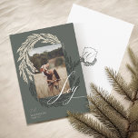 Cartão De Festividades Winter Garland Wreath Joy Script Foto e Monograma<br><div class="desc">Aproveite a alegria da época de férias com nosso cartão de Natal da garland de inverno. Nossas cartas personalizadas apresentam nossa design de coroa de inverno desenhada manualmente com sua foto, assinatura da família e monograma em uma crista festiva e elegante na parte de trás da carta. Espalhe o amor...</div>
