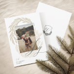 Cartão De Festividades Winter Garland Wreath Joy Script Foto e Monograma<br><div class="desc">Aproveite a alegria da época de férias com nosso cartão de Natal da garland de inverno. Nossas cartas personalizadas apresentam nossa design de coroa de inverno desenhada manualmente com sua foto, assinatura da família e monograma em uma crista festiva e elegante na parte de trás da carta. Espalhe o amor...</div>