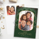 Cartão De Festividades Winter Greenery Mistletoe 3 Fotos Natal<br><div class="desc">Este maravilhoso cartão de Natal mostra uma foto vertical dentro de um quadro arredondado,  acentuado com uma borda embutida. Este cartão verde-escuro oferece espaço para três das suas fotos favoritas. O texto personalizado,  no verso,  permite adicionar sua própria mensagem pessoal ou usar a mensagem mostrada.</div>