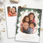 Cartão De Festividades Winter Greenery Mistletoe 3 Fotos Natal<br><div class="desc">Este maravilhoso cartão de Natal mostra uma foto vertical dentro de um quadro arredondado,  acentuado com uma borda embutida. Este cartão de feriado branco oferece espaço para três das suas fotos favoritas. O texto personalizado,  no verso,  permite adicionar sua própria mensagem pessoal ou usar a mensagem mostrada.</div>