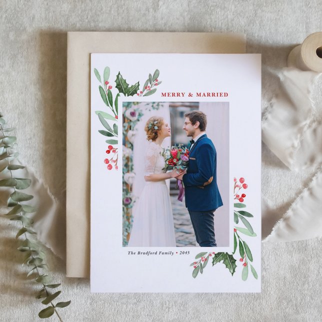 Cartão De Festividades Winterberry e Holly Wedding Foto de Natal (Watercolor Winterberry and Holly Merry and Married Wedding Christmas Photo Holiday Card)