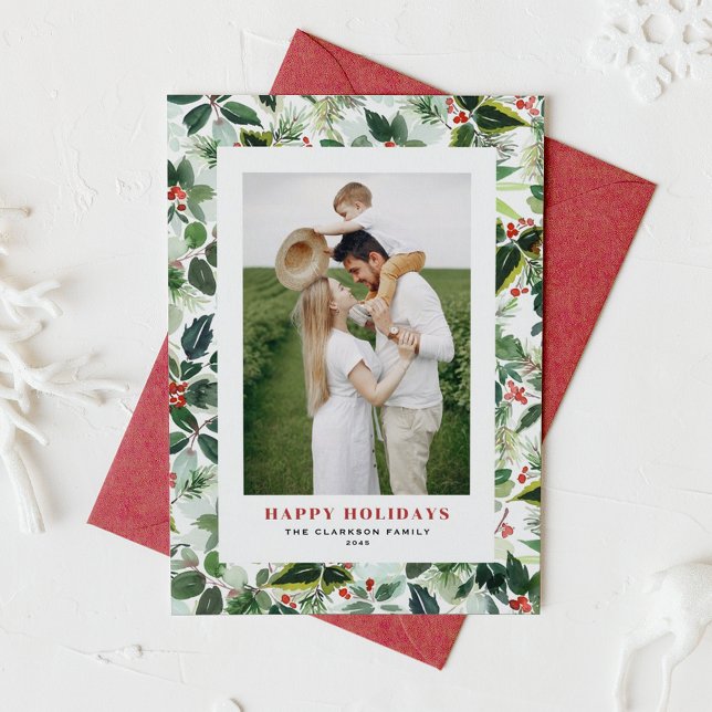 Cartão De Festividades Winterberry e variegated Leaves - Foto do padrão (Customizable photo holiday card featuring watercolor pattern of holly and variegated greenery)
