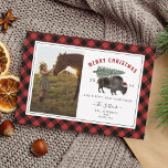 Cartão De Festividades Xadrez Buffalo Bison Foto de Natal da Xadrez Verme<br><div class="desc">Ilustração de um búfalo vestindo um chapéu de Santa com neve coberta de árvore de Natal amarrada às costas. Borda e verso são design de padrão de xadrez de búfalo preto e vermelho. Personalize com sua foto de família.</div>