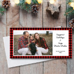 Cartão De Festividades Xadrez de Cheque de Buffalo Russo Feliz Feriados<br><div class="desc">Envie cartões de natal com esta placa divertida com sua foto emoldurada por uma borda de xadrez de búfalos vermelha e preta. Adicione seu texto e nomes personalizados. Moderno e chique,  porém simples e acolhedora - um cartão que certamente entrega sorrisos de férias e alegria.</div>