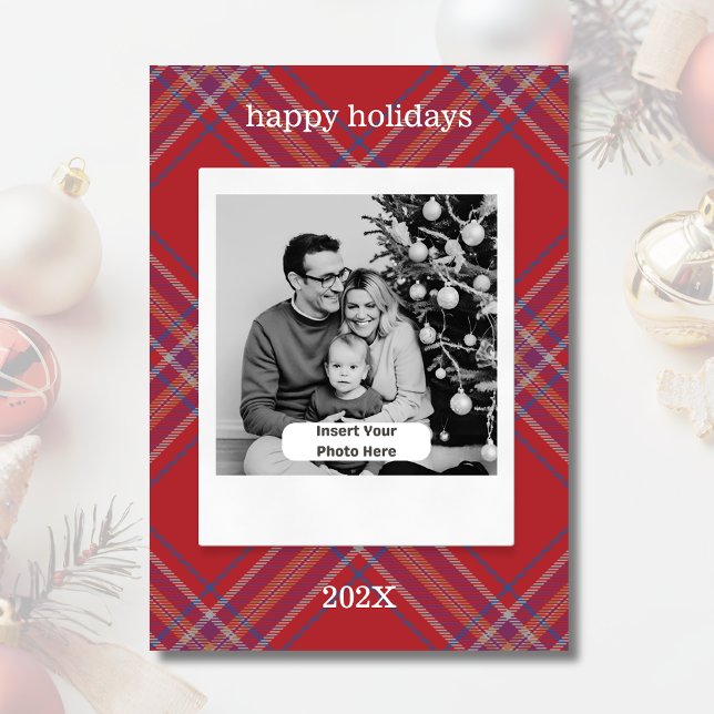 Cartão De Festividades Xadrez de estilo de fotografia retrorreflectora Na (Modern Retro Photo Style Personalized Flat Christmas Card. Red Tartan.)