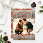 Cartão De Festividades Xadrez de Natal da Madeira russa Red Tartan Monogr<br><div class="desc">O cartão com fotos elegante e russo de férias bege apresenta uma imagem de fundo de grãos de madeira e conselho de madeira com uma design de borda de xadrez bege, bronzeado, vermelha e marrom-tartan que enquadra lindamente sua foto favorita de feriado. O design inicial do monograma "Feliz Natal" que...</div>