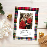 Cartão De Festividades Xadrez de Tartan Clássico Moderno - Uma Foto<br><div class="desc">A Xadrez de Tartan Clássico Moderno One Photo Holiday Card apresenta dois padrões de xadrez tartan e uma foto em tons de vermelho,  verde e marinho.</div>