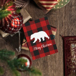 Cartão De Festividades Xadrez e Urso de Buffalo Vermelho | Presente de no<br><div class="desc">Apresentando nossa coleção personalizada de presentes "Xadrez e urso de Buffalo Vermelho", disponível exclusivamente no Zazzle! Esta coleção encantadora foi projetada para trazer um toque de encanto rústico e calor personalizado para a sua experiência de dar presentes. Explore nossa coleção hoje e descubra a alegria de dar presentes personalizados que...</div>
