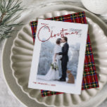 Cartão De Festividades Xadrez Vermelha e Verde - Foto feliz do roteiro de<br><div class="desc">Esta bela e moderna Xadrez Vermelha Clássica e Verde Sábio Roteiro de Natal Foto Feriado de Natal apresenta sua foto de casamento vertical atrás de uma fronteira branca. A palavra "Feliz" aparece de uma forma de limite na parte superior esquerda, seguida da palavra "Natal" numa bela e ousada tipografia escrita...</div>