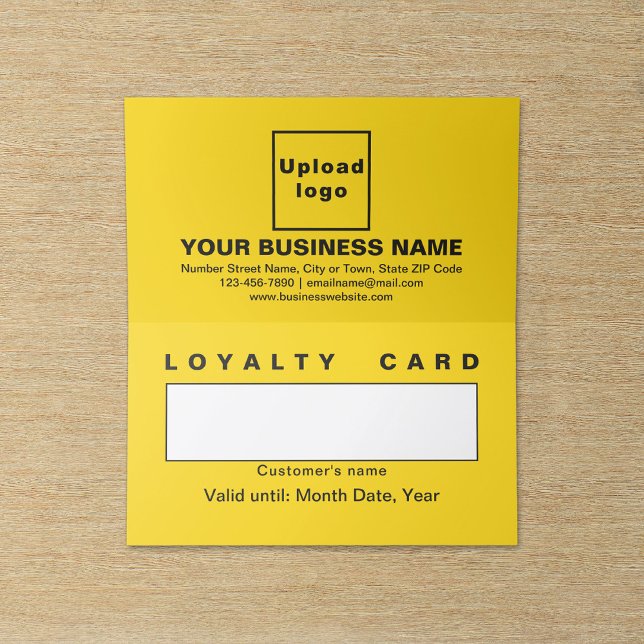 Cartão de fidelidade dobrado em amarelo comercial (Business yellow folded loyalty card.)
