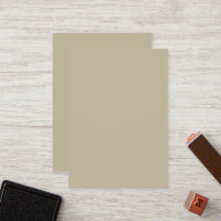 um homem de terno e gravata em frente a um muro