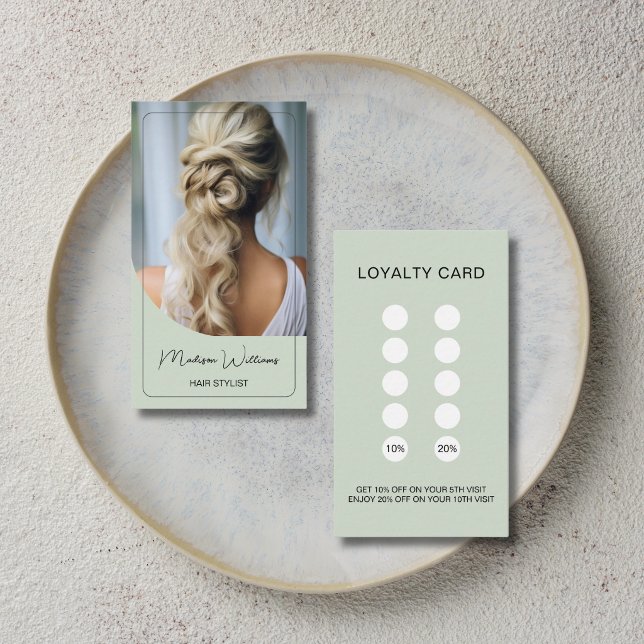 Cartão de Fidelidade Verde Moderno para Cabeleirei (Hair Stylist Modern Sage Green Loyalty Card)