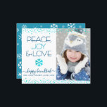 Cartão de Floco de Neve de Amor de Paz Hanukkah Fo<br><div class="desc">"Paz, alegria e amor." Uma ilustração divertida, divertida, azul turquesa com falso filme em folha de neve, pontos confetti, e tipografia moderna azul-turquesa e marinho sobre um fundo branco e limpo, juntamente com a foto personalizada de sua escolha, ajuda você a insistir na estação de Chanucá. Um padrão aleatório de...</div>