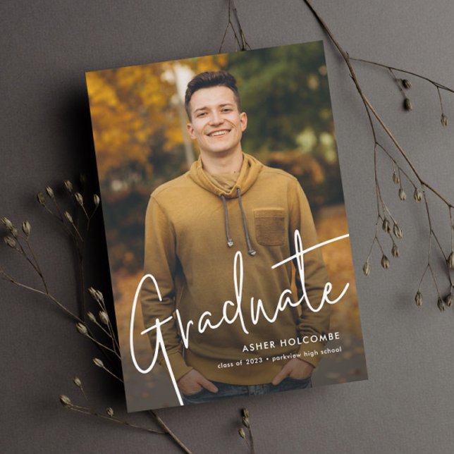 Cartão de Formatura de Graduação Simples com Letra (Modern Graduate Script Photo Graduation Announcements.)