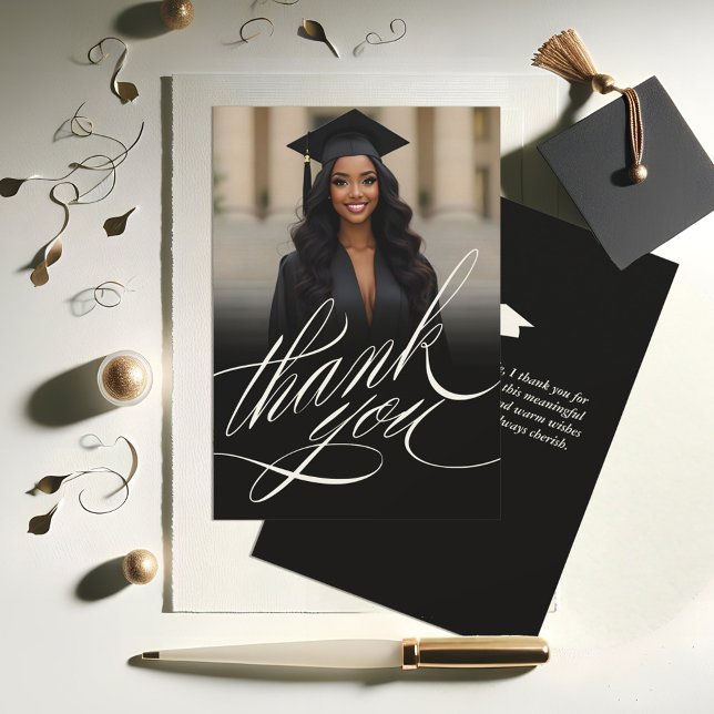 Cartão de Foto de Agradecimento de Formatura com L (Black and White Elegant Graduation Photo Thank You Card)