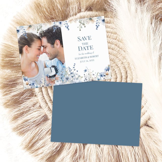 Cartão de Foto de Anúncio de Data de Azul Prado de (Blue Wildflower Meadow Save The Date Photo Card on a neutral boho table decor.)