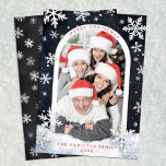 Cartão de Foto de Natal da Família Feliz com Borda<br><div class="desc">Um cartão de Natal aconchegante e festivo com um fundo inspirado na neve e acentos de flocos de neve brancos ao redor da sua foto familiar favorita. Personalize a saudação, nome, ano e texto para criar uma mensagem de Natal calorosa e alegre para compartilhar com os entes queridos. Perfeito para...</div>