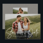 Cartão de foto moderno e elegante para salvar a da<br><div class="desc">Com uma única foto horizontal e um script moderno escrito "salve a data", este cartão é a maneira perfeita de anunciar seu noivado e próximo casamento para amigos e familiares. O texto branco é ousado e moderno, mas ainda sofisticado. O texto personalizável na frente tem espaço para nomes, data, local...</div>