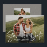 Cartão de foto moderno e elegante para salvar a da<br><div class="desc">Com uma única foto horizontal e um script moderno escrito "salve a data", este cartão é a maneira perfeita de anunciar seu noivado e próximo casamento para amigos e familiares. O texto branco é ousado e moderno, mas ainda sofisticado. O texto personalizável na frente tem espaço para nomes, data, local...</div>