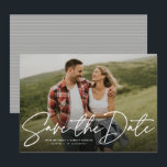 Cartão de foto moderno e trendy para salvar a data<br><div class="desc">Com uma única foto horizontal e um texto moderno escrito "salve a data", este cartão é a maneira perfeita de anunciar o seu noivado e casamento futuro para amigos e familiares. O texto branco é ousado e moderno, mas ainda sofisticado. O texto personalizável na frente tem espaço para nomes, data,...</div>