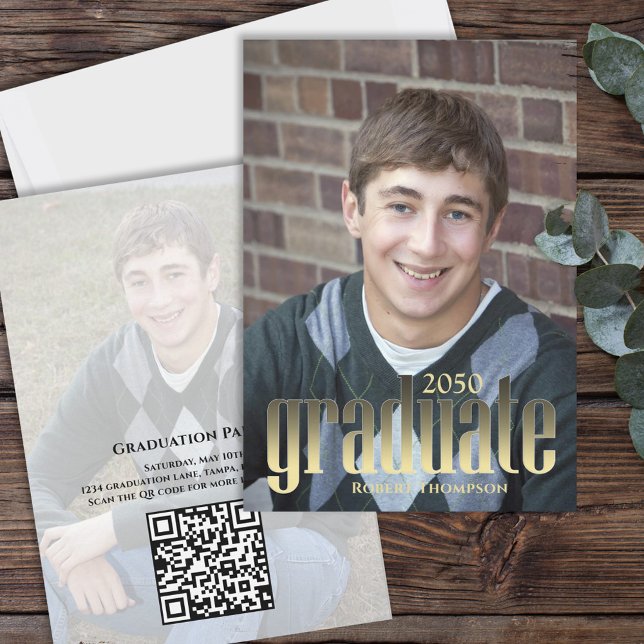Cartão de Graduação Personalizado com Código QR Do (Modern gold graduation card with QR code and minimalist typography for Class of 2026 celebrations.)