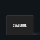Cartão de guerra branco-preto<br><div class="desc">Cessar-fogo texto preto e branco minimalista simples e ousado cartão anti-guerra. Texto branco sobre fundo preto. Conflito no Médio Oriente/Gaza. Estes cartões funcionam também bem para pedir desculpas,  lamento expressões.</div>