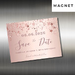 Cartão de imã salve a data das estrelas rosa de an<br><div class="desc">Uma cinta e uma tendência Salve o cartão magnético Date para uma festa de aniversário 40th (ou qualquer idade). Um fundo cor-de-rosa pincelado, rosa dourado, decorado com estrelas. Personalize e adicione uma data e nome/idade. O texto: Salvar a Data é gravado com um script de estilo com letra de tendência...</div>