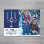 Cartão de Imagem da Família Feliz Hanukkah para Me<br><div class="desc">Este cartão magnético feliz e giro Hanukkah apresenta uma bela menorah em um fundo azul. Este belo cartão fotográfico magnético judeu apresenta a sua própria fotografia ao lado do seu nome familiar.</div>