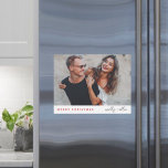 Cartão de Imagem do Casal Moderno de Tendência Mod<br><div class="desc">Um cartão de saudação magnético fotográfico de na moda feriado com tipografia moderna "Feliz Natal" em vermelho e escrito à mão para o(s) nome(s) do casal num fundo branco minimalista e limpo. A foto, o nome e a saudação podem ser facilmente personalizados para um toque pessoal. Um design de natal...</div>