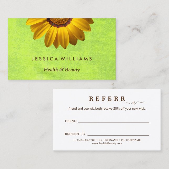 Cartão De Indicação Flores Amarelas no Monograma Verde Abstrato (Frente/Verso)