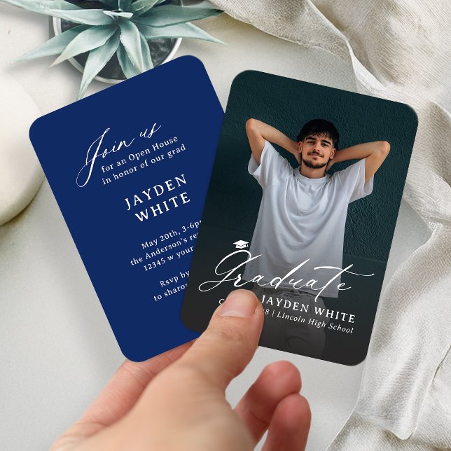 Cartão De Informações Azul Marinho Mini Moderno Script Foto Graduação (Navy Blue Mini Modern Script Photo Graduation Enclosure Card)