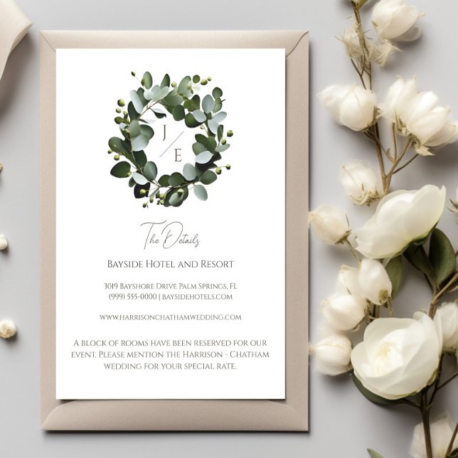 Cartão De Informações Casamento de Eucalyptus Wreath, Monograma Moderno  (White Modern Monogram Eucalyptus Wreath Enclosure Card)