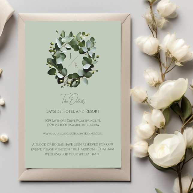 Cartão De Informações Casamento de Eucalyptus Wreath, Monograma Moderno (Sage Green Modern Monogram Eucalyptus Wreath Enclosure Card)