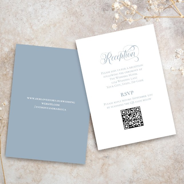 Cartão De Informações Casamento em Azul Empolado com Caligrafia e Código (Elegant dusty blue QR code RSVP card with modern calligraphy wedding design)