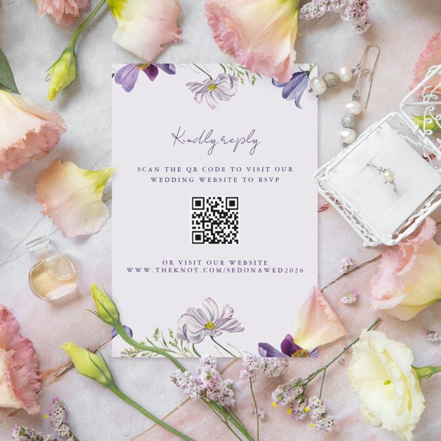 Cartão De Informações Casamento RSVP de Código QR de Casamento Roxo de F (Garden Wildflower Purple Wedding QR Code RSVP Enclosure Card)