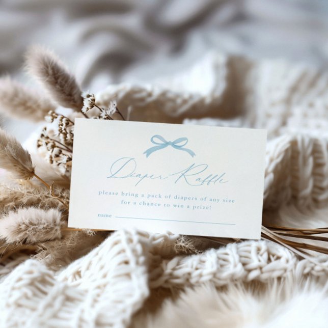 Cartão De Informações Chá de fraldas de Raffle com Fralda Azul Simples (Simple blue bow boys baby shower invitation diaper raffle enclosure cards.)