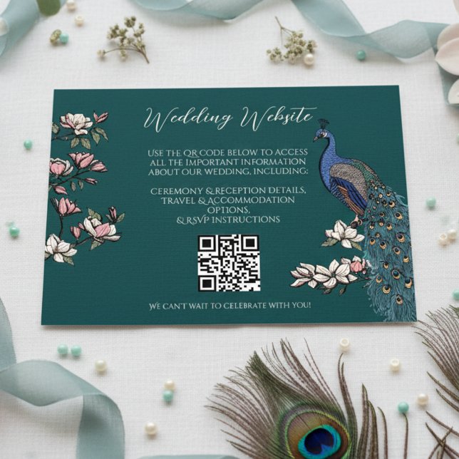 Cartão De Informações Código QR do site do Jardim de Pavão Verde Turques (Wedding Website Teal Enclosure Card. Hand Drawn Blue Peacock on Magnolia Tree Branches in Bloom. )