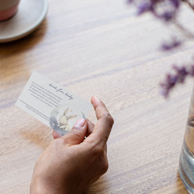 Cartão De Informações Coelhinho de Bebê Bonito na Lua com Livros de Estr (Criador carregado)