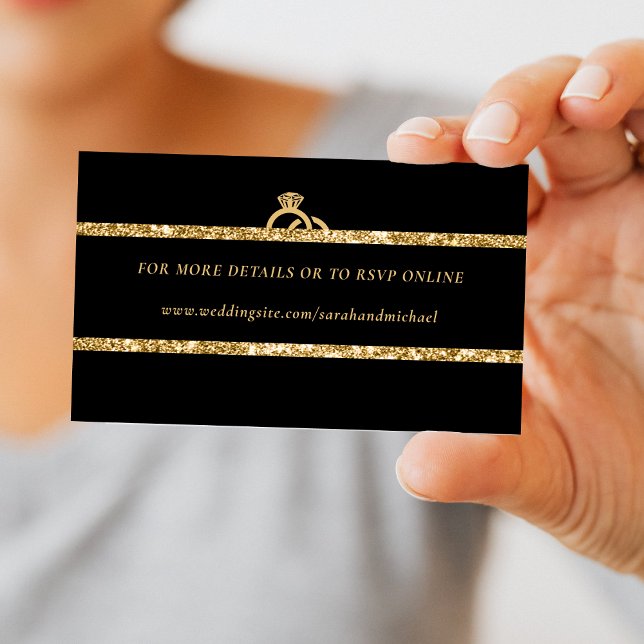 Cartão De Informações Detalhes de Casamento do Monograma da Largura Pret (Black & Gold Glitter Monogram Wedding Details RSVP Enclosure Card)