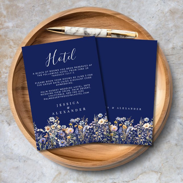 Cartão De Informações Flores Silvestres Azul Poeira Elegante Casamento n (Dusty Blue Wildflowers Elegant Navy Wedding Hotel Enclosure Card with Couple Names, Hotel Info.)